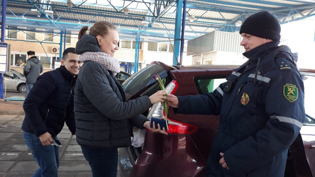Ты ему паспорт, он тебе цветы: гродненские таможенники поздравляют женщин с Восьмым марта