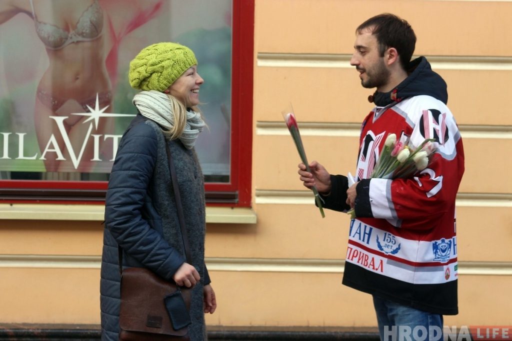 Фанаты «Немана» поздравили женщин с 8 марта и пригласили на хоккей