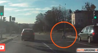 Вышла на «красный» и едва не попала под машину. Школьница отвлеклась на телефон