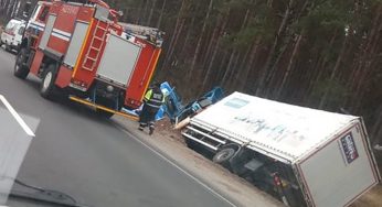Возле Ивья грузовик оказался в кювете. Водителю стало плохо?