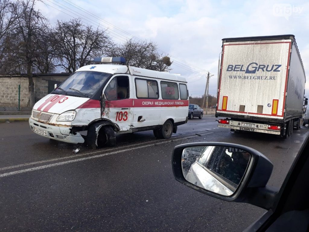 В Гродно столкнулись фура и "скороя помощь"