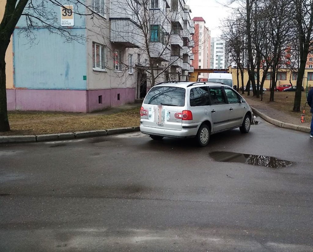 Водитель переключал музыку в магнитоле и не заметил пешехода. Женщина в больнице