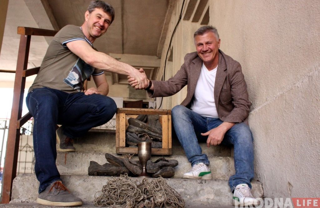 Не только старые бутсы: в музей "Немана" передали кубок и сетку