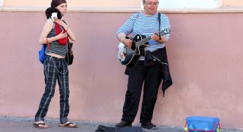 Пешеходка в Гродно: не только поросята, но кролики становятся друзьями уличных музыкантов