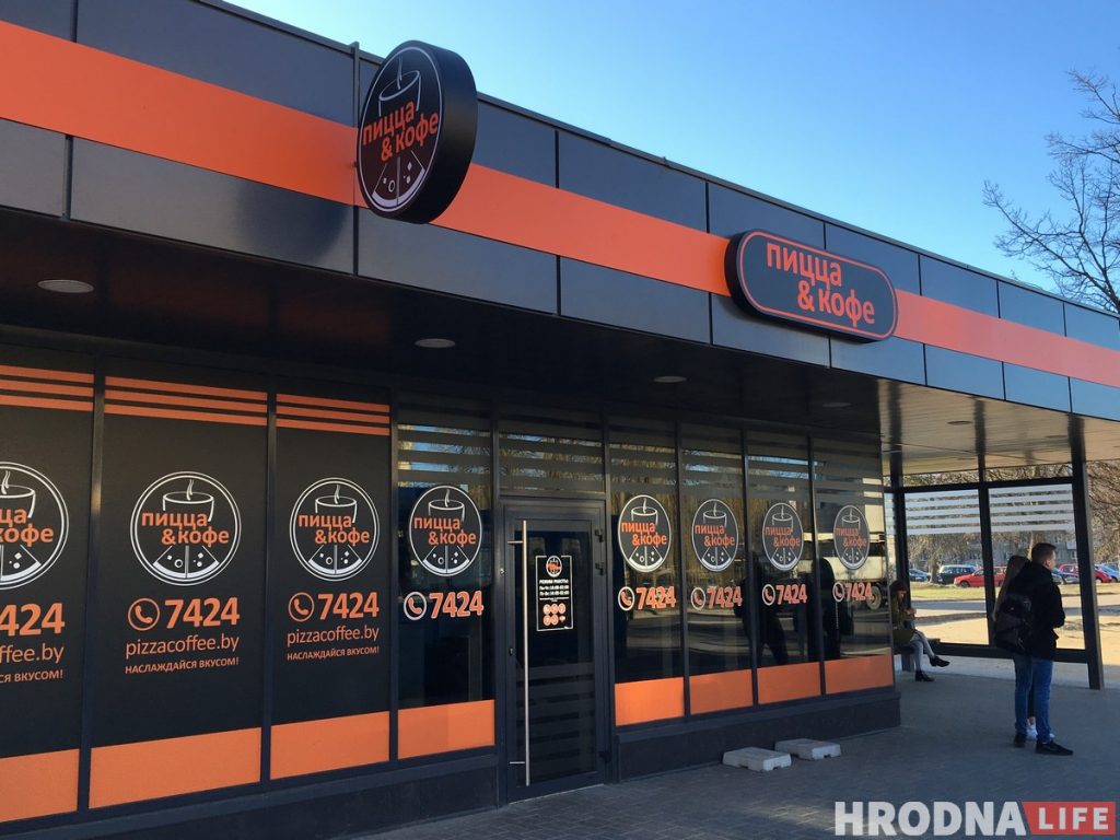 В Гродно автобусная остановка превратилась в пиццерию