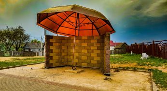Фотофакт: Остановка-зонтик появилась в Слониме. Где еще искать подобные арт-объекты