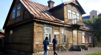 «Отдайте дом и мы спасем его». Семья гродненцев хочет сохранить деревянные дома в Новом Свете
