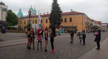 В Гродно приехала Карина Барби и уже засветилась в центре 