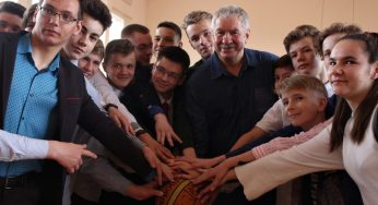 «В родном городе люблю Неман и рыбалку». В Гродно приехал легендарный баскетболист Иван Едешко