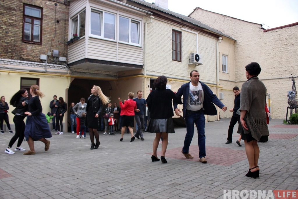 Белорусская музыка и танцы: в центре Гродно вновь оживает дворик