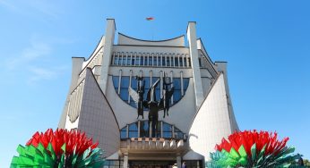 Новые проверки на границе и красно-зеленые флаги и значки. Как прошла неделя в Гродно и области