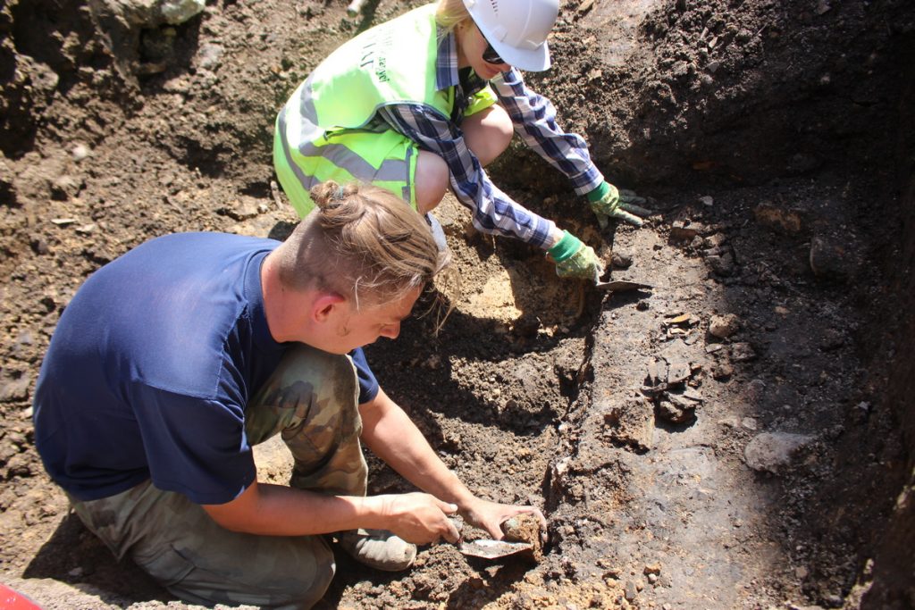 Гребень, кафля и кости: что находят археологи на Большой Троицкой
