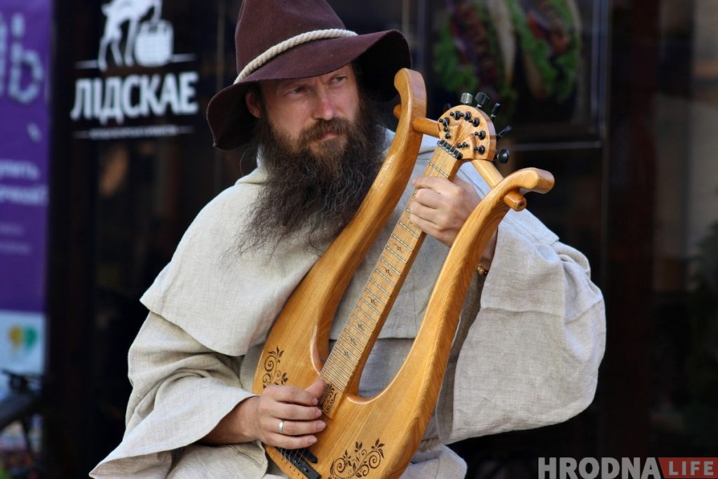 На гродненской пешеходке новый инструмент: ремесленник играет на самодельной лире