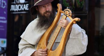 На гродненской пешеходке новый инструмент: ремесленник играет на самодельной лире