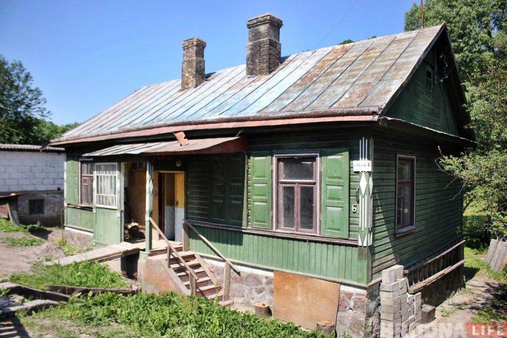 «Сохранить осколок старой культуры». Гродненец купил 90-летний деревянный дом, чтобы восстановить и жить в нем