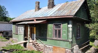 «Сохранить осколок старой культуры». Гродненец купил 90-летний деревянный дом, чтобы восстановить и жить в нем