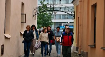 «Мама запрещала вспоминать этот город». В Гродно приехали потомки сбежавших узников гетто