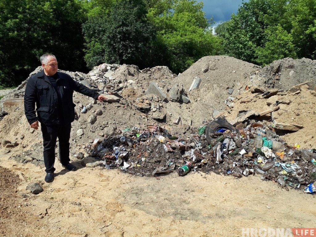 «Хамское отношение к городу». Неизвестные в центре Гродно сделали свалку мусора