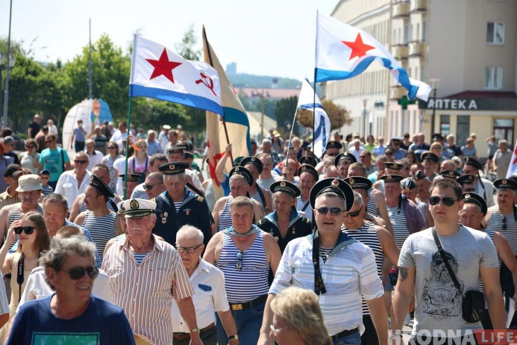 В центре Гродно собрались советские моряки чтобы отметить профессиональный праздник В центре Гродно собрались советские моряки чтобы отметить профессиональный праздник