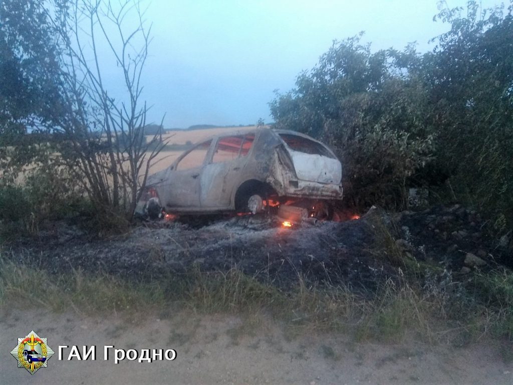 Под Гродно 16-летний выпил, угнал автомобиль и попал в аварию. Авто полностью сгорело