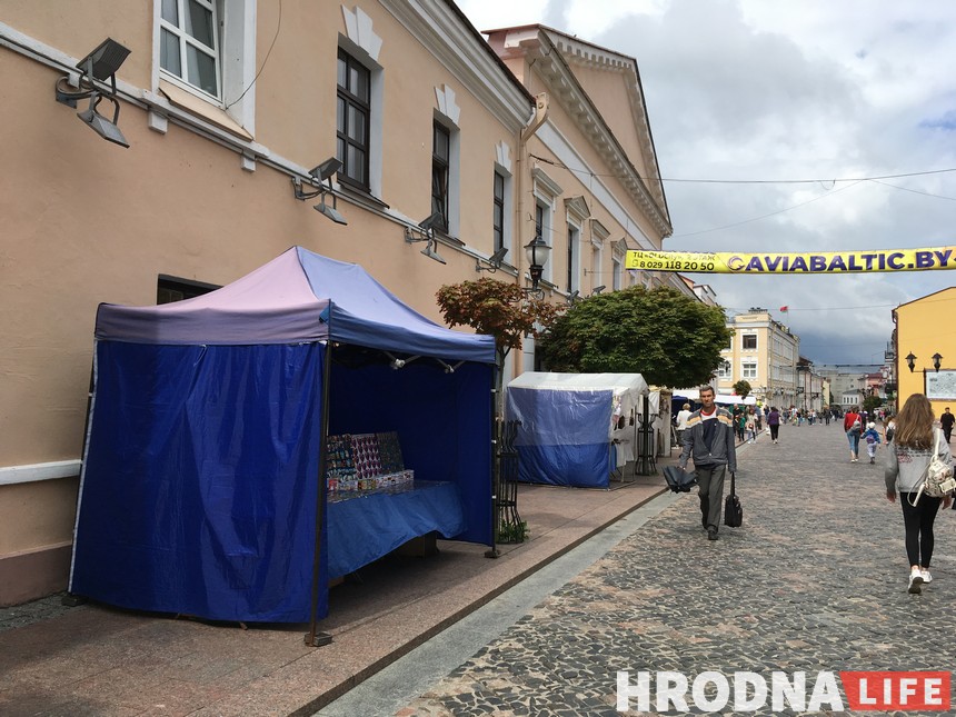 «Разрешение не требуется, но есть нюансы». Почему по выходным пешеходная Советская так похожа на рынки 90-х?