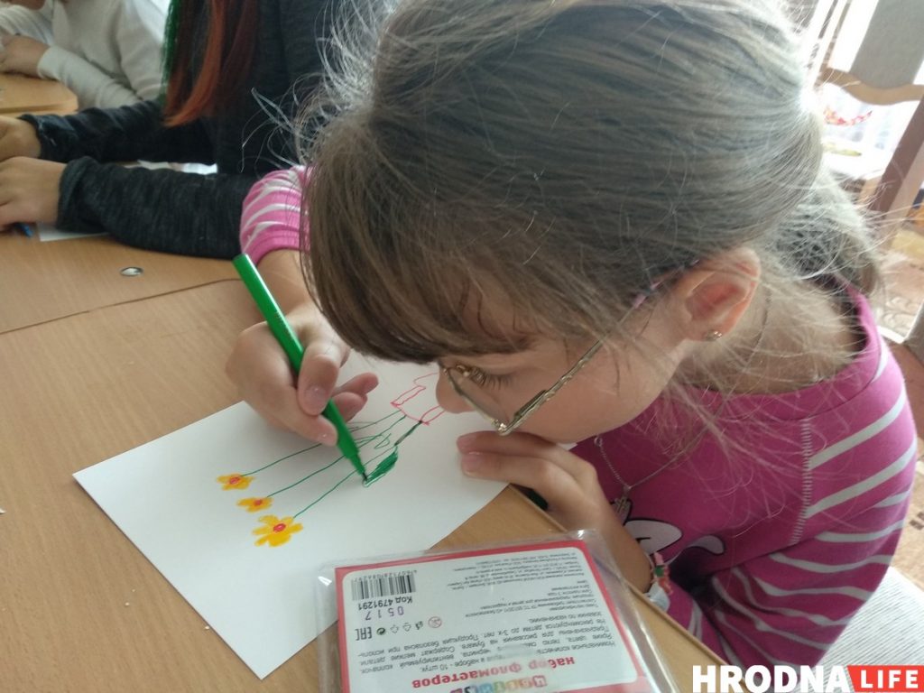 «Мама любит солнышко, папа – черные сердечки»… Гродненский художник второй год летом проводит занятия с особенными детьми