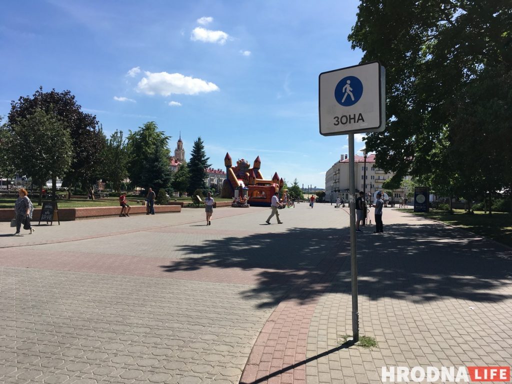 ГАИ обещала разобраться с машинами, которые ездят по пешеходной Мостовой. Но оштрафовали только двух водителей