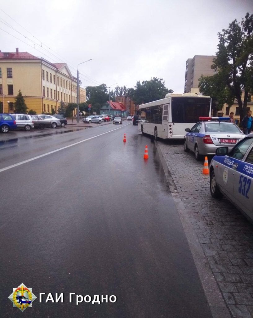 Пенсионера зажало дверями в автобусе. Он получил переломы ноги и пальцев руки Пенсионера зажало дверями в автобусе. Он получил переломы ноги и пальцев руки