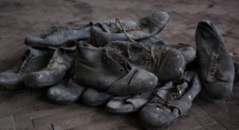 «Задача — сделать живыми». Гродненский мастер восстанавливает 90-летние бутсы для музея футбола