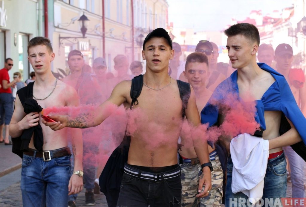 Марш Коржа: гродненцы прошлись по Советской с песнями и файерами