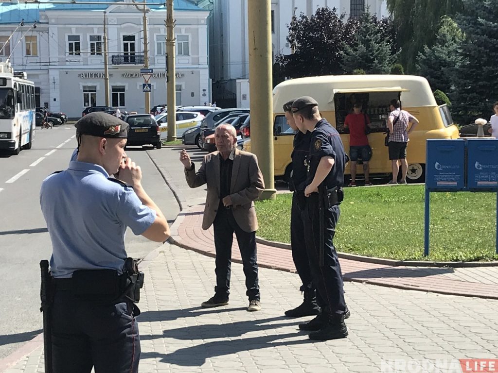 «В любой другой стране мной гордились бы». На свистуна в центре Гродно вызвали милицию «В любой другой стране мной гордились бы». На свистуна в центре Гродно вызвали милицию