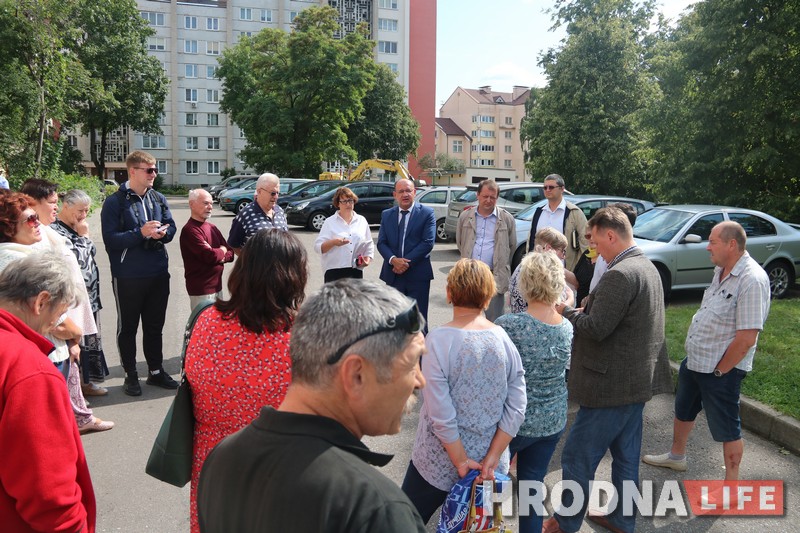 Встреча жителей дома с чиновниками в августе 2019 г. Фото из архива Hrodna.life