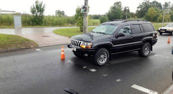 Водитель не заметила женщину и наехала на нее. Обе двигались на зеленый