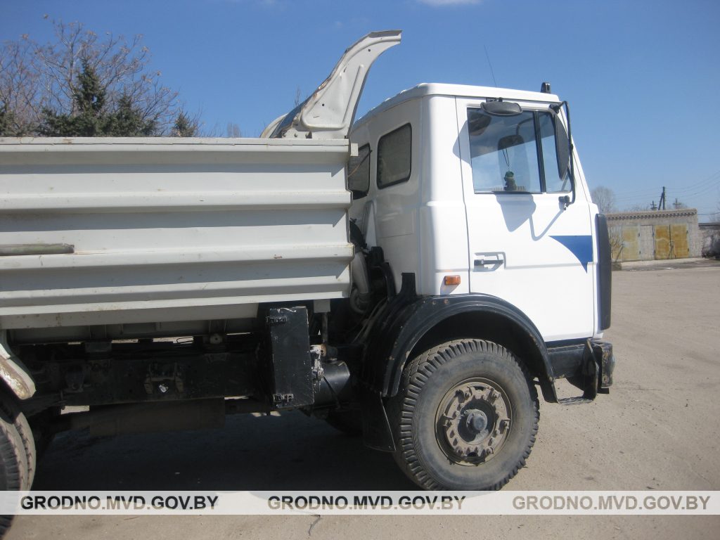 Парень угнал МАЗ и покатался на нем по школьному двору Парень угнал МАЗ и покатался на нем по школьному двору