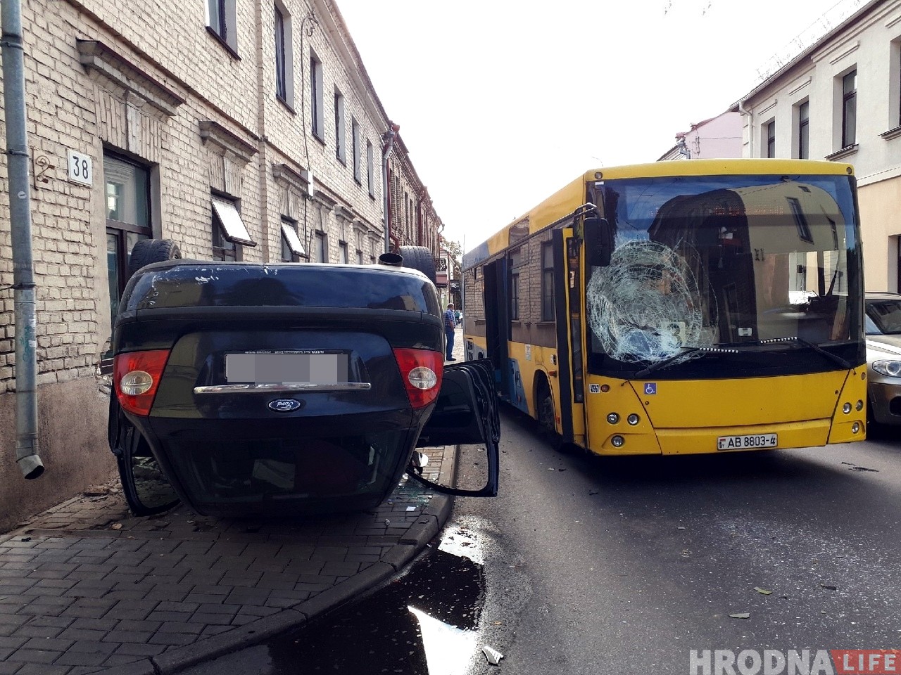 Появилось видео утренней аварии на Кирова. Видно, как авто врезается в дом