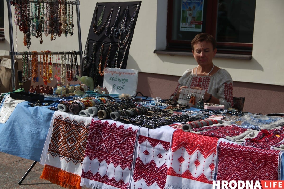 Тату на банане и свинья под горисполкомом - чем удивлял День города в Гродно. Фоторепортаж Тату на банане и свинья под горисполкомом - чем удивлял День города в Гродно. Фоторепортаж