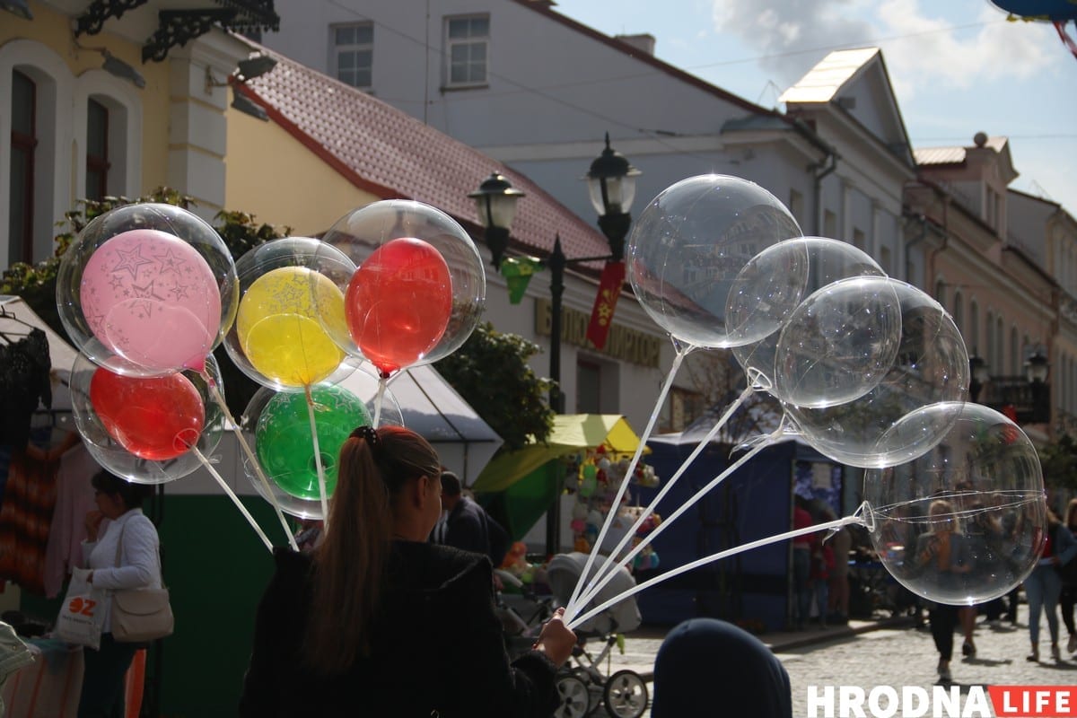 Тату на банане и свинья под горисполкомом - чем удивлял День города в Гродно. Фоторепортаж Тату на банане и свинья под горисполкомом - чем удивлял День города в Гродно. Фоторепортаж