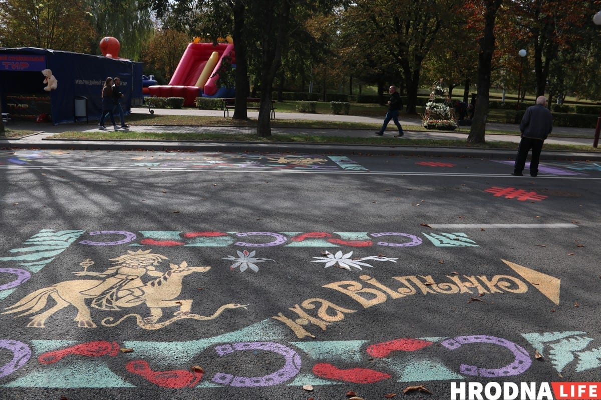 Тату на банане и свинья под горисполкомом - чем удивлял День города в Гродно. Фоторепортаж Тату на банане и свинья под горисполкомом - чем удивлял День города в Гродно. Фоторепортаж