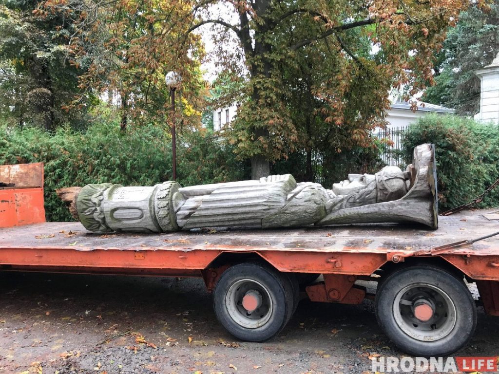 У гродненских замков убрали деревянного Витовта. Решается его дальнейшая судьба