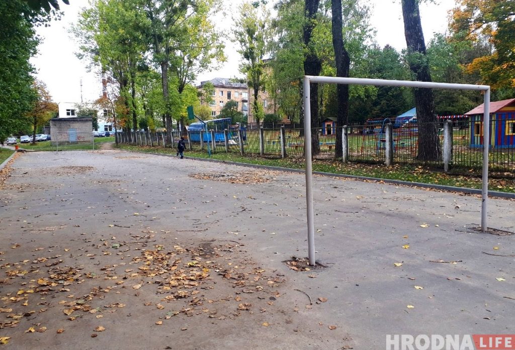На Гагарина на месте спортивной площадки появится парковка для автомобилей На Гагарина на месте спортивной площадки появится парковка для автомобилей