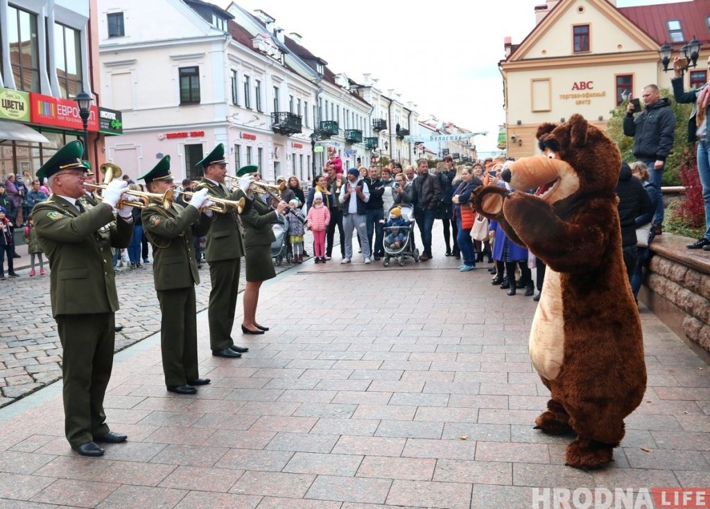 С медведем и мировыми хитами: в центре Гродно прошел парад оркестров