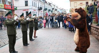 С медведем и мировыми хитами: в центре Гродно прошел парад оркестров