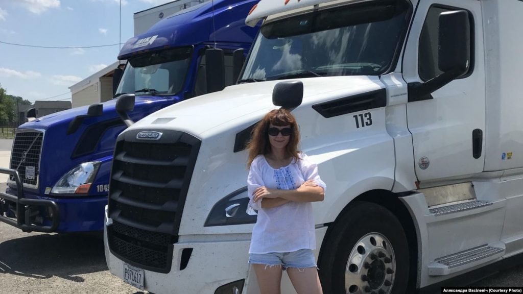 «Тут усе кепска езьдзяць». Апазыцыянэрка зьехала зь Беларусі і стала дальнабойніцай у Амэрыцы