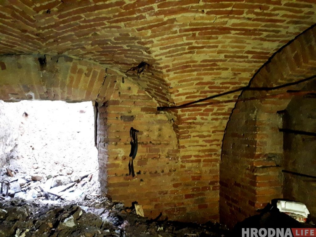 В Гродно обнаружили старый подвал возле здания 18 века. Его не было в проекте