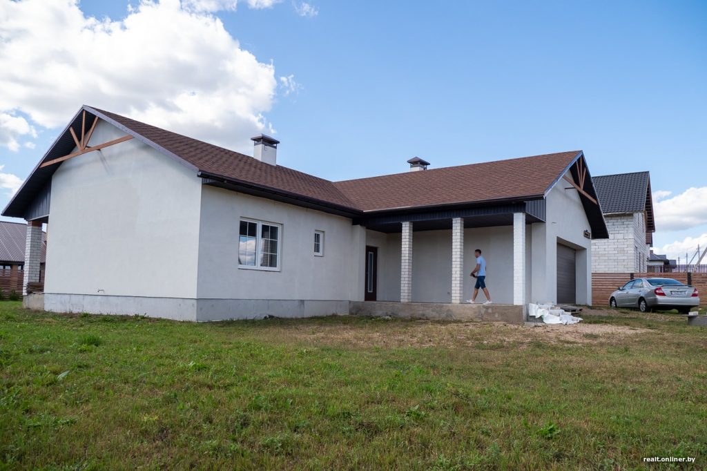 Это не коттедж, а стройматериалы, не исключено решение о сносе. Дело о продаже «льготной» земли в Гродно