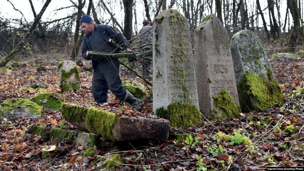 В Крево толокой восстанавливают еврейские захоронения, среди которых - могилы предков израильского премьера Нэтаньягу У Крэве талакой аднаўляюць габрэйскія пахаваньні, сярод якіх — магілы продкаў ізраільскага прэмʼера Нэтаньягу