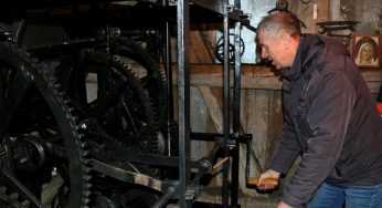 «Первое время страшно было». Как Доменик уже два года занимается часами на Фарном костеле