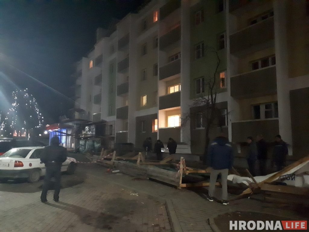 На Горького строительный забор упал на девушку. Пострадавшую увезли в больницу