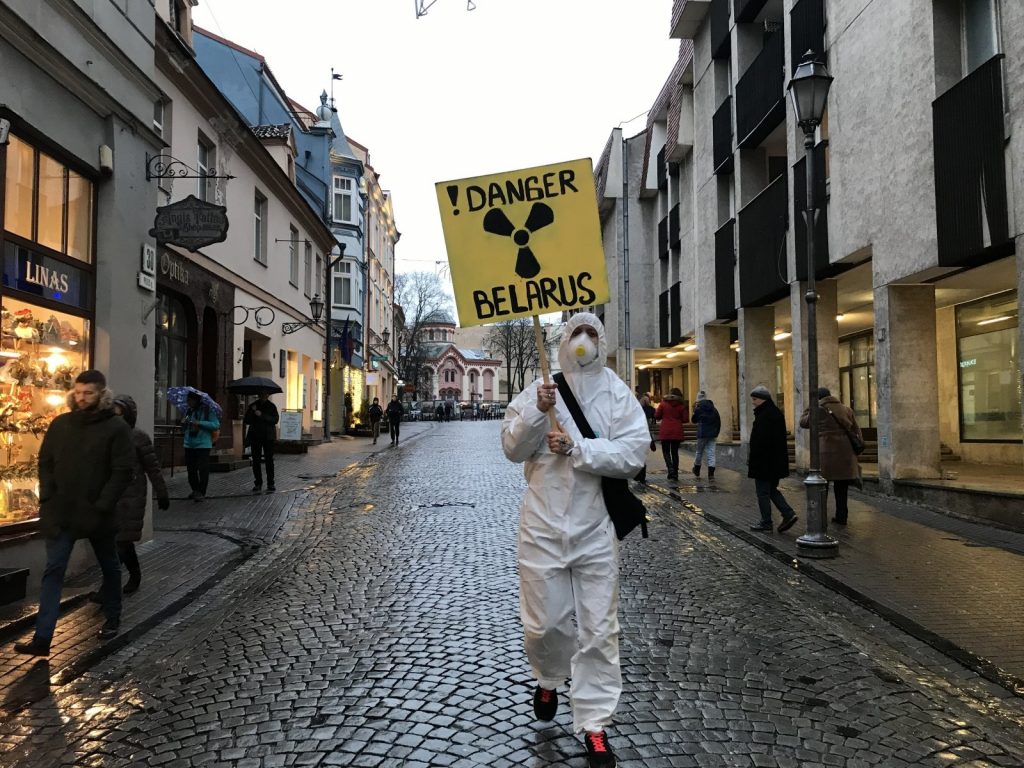 Белорусские анархисты провели в Вильнюсе перформанс против Островецкой АЭС https://ru.delfi.lt/news/live/v-vilnyuse-proshel-performans-protiv-ostroveckoj-aes.d?id=83127533