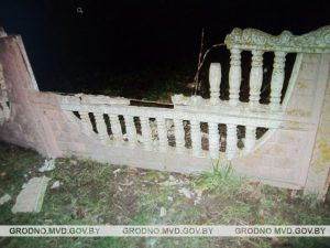 Похвастался силой. Парень напился и повредил забор исполкома Похвастался силой. Парень напился и повредил забор исполкома